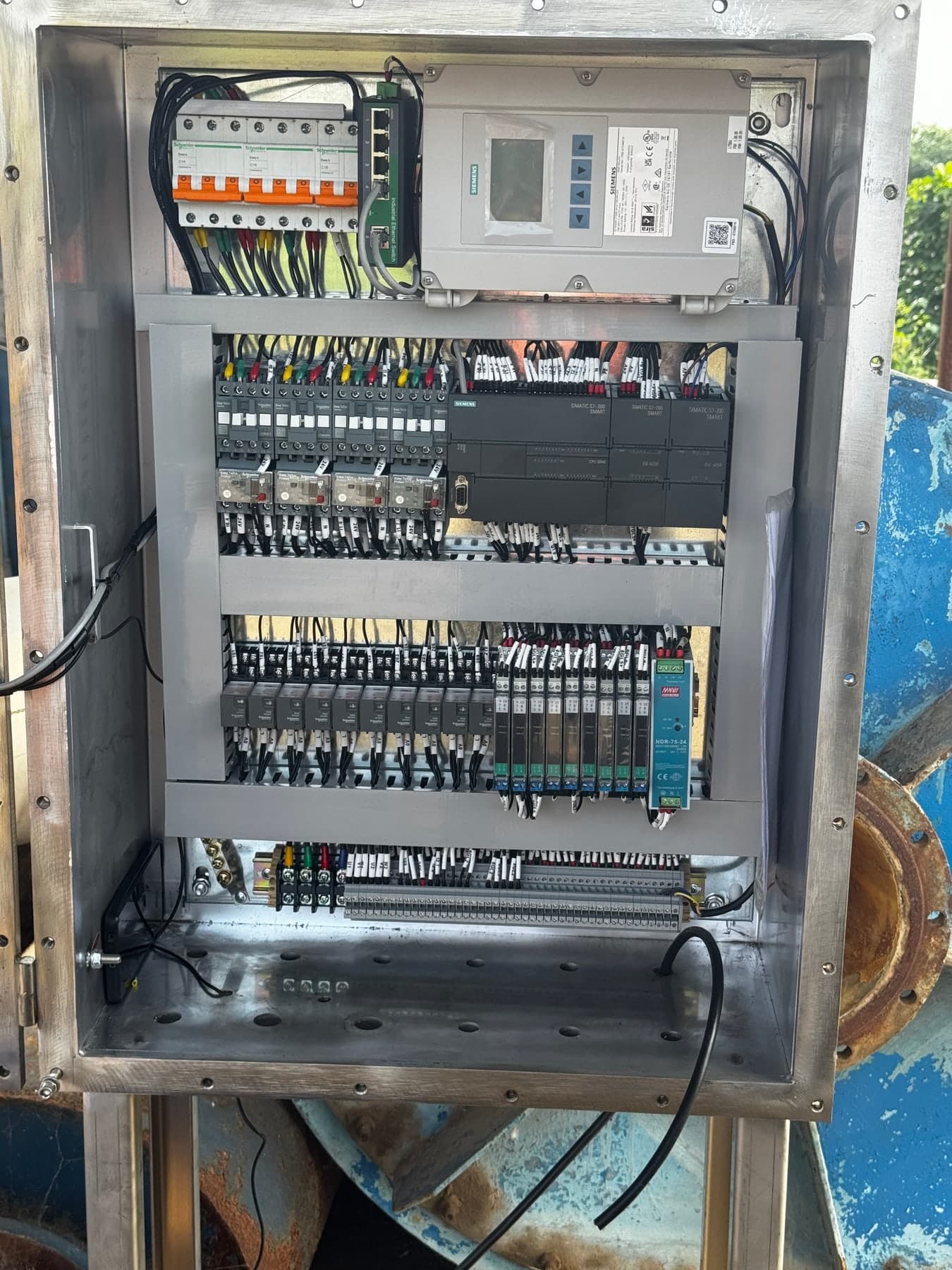 Field control cabinet (IMG_0102); visible devices and wire labels do not establish software, calibration or interlock-test results.