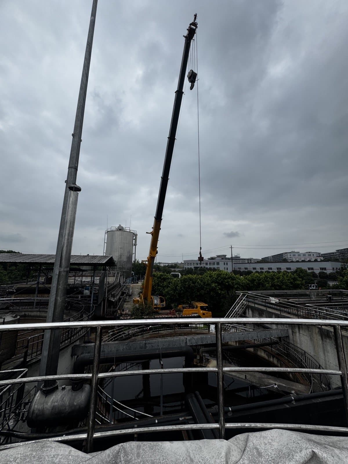 Mobile crane positioned for the membrane lift
