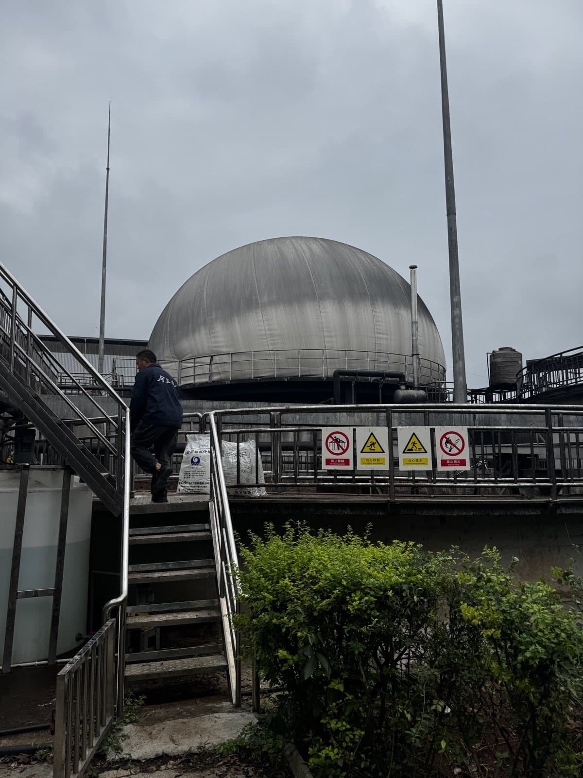 Double membrane gas holder prepared for inner-membrane replacement while retaining the outer membrane