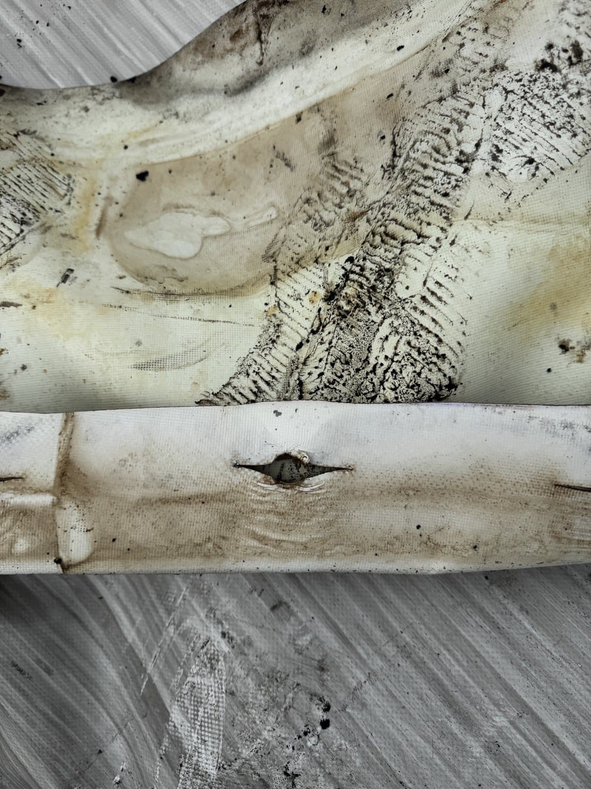 Tear opening along a welded seam in the old inner membrane
