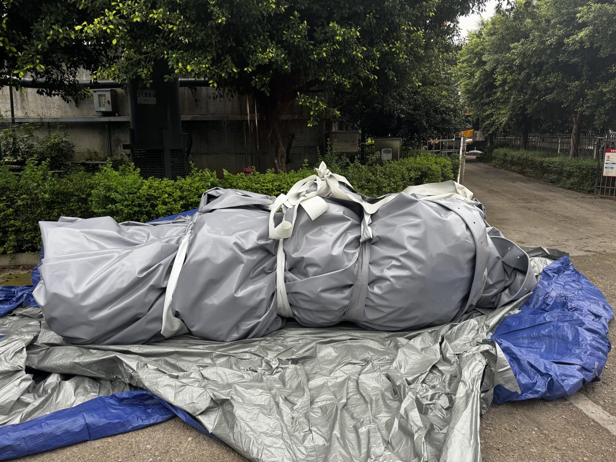 进场并按安装方向折叠的新内膜