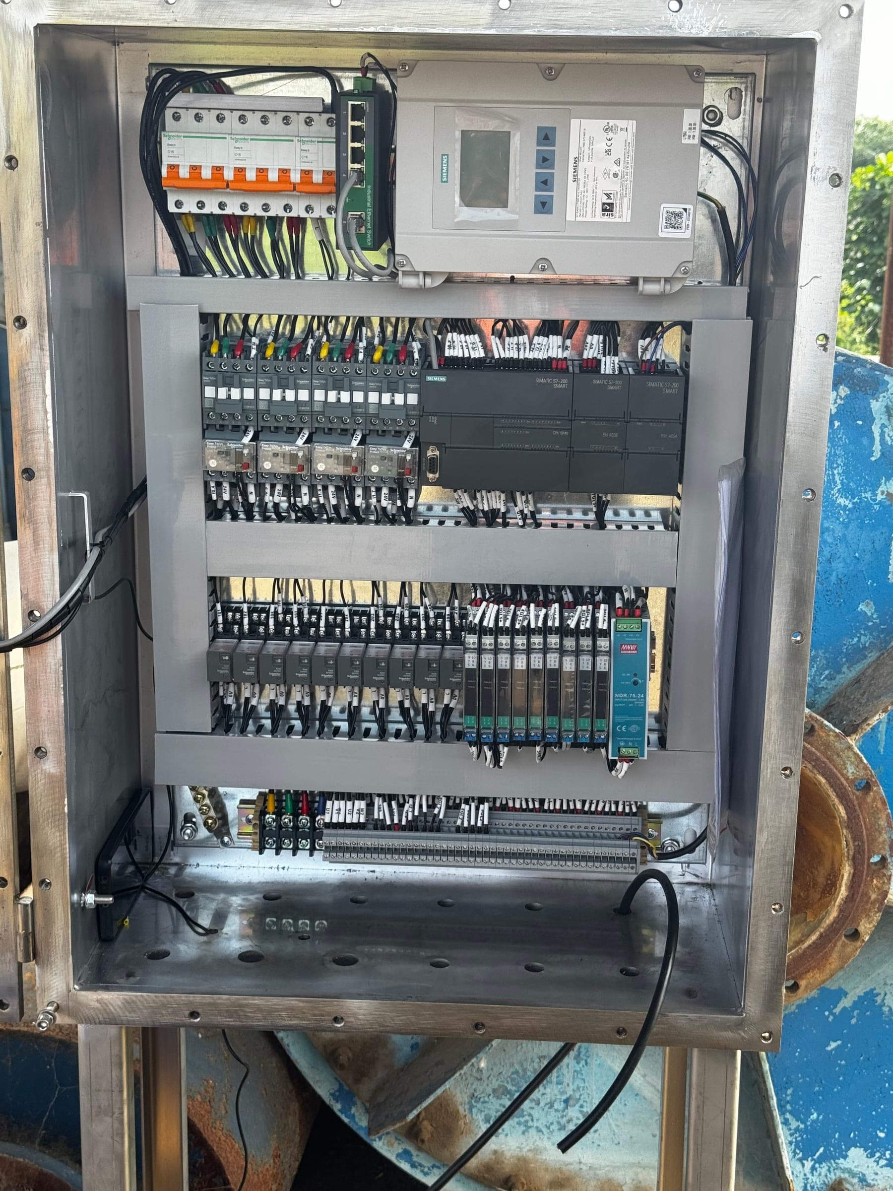 双膜储气柜控制柜内的断路器、PLC、继电器和标识线缆